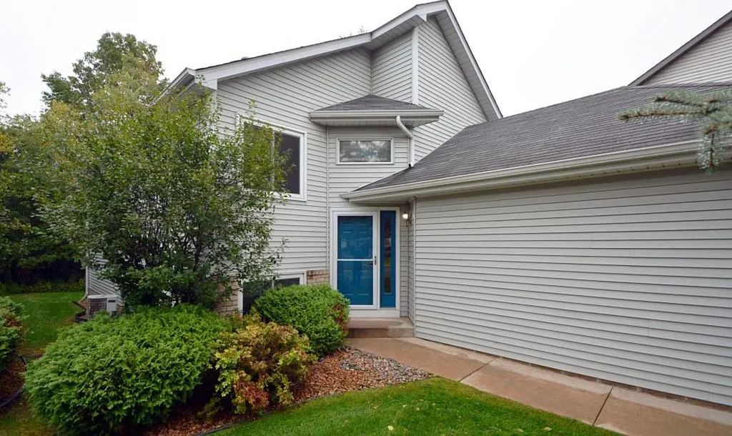 3 bed, 2110 sqft, $2,850 — Photo 2