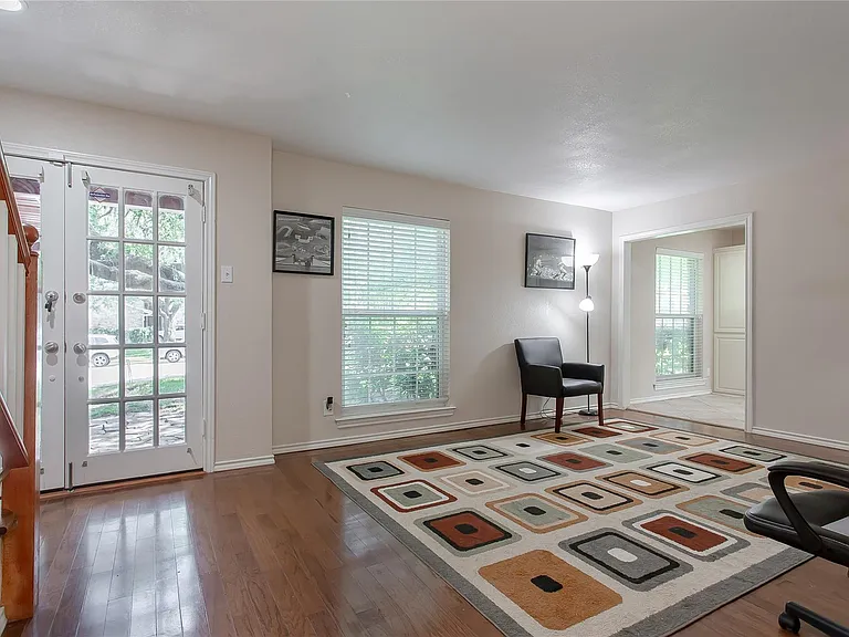 1428 Dumont Dr — Photo 3