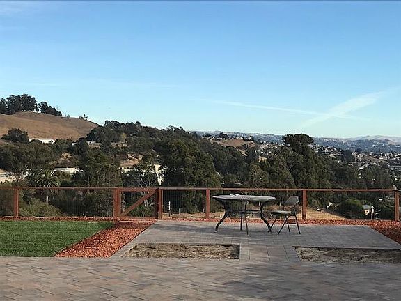 3rd image of 2778 Marineview Dr