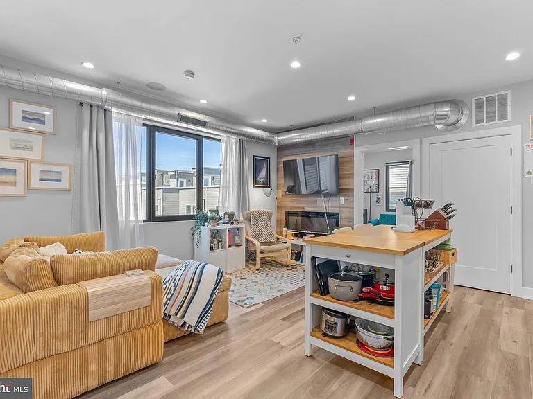 1612 Cambridge St #407 — Photo 2