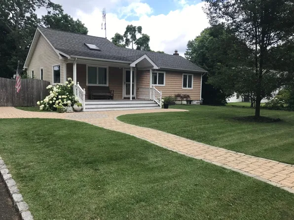 (undisclosed Address), Selden, NY 11784