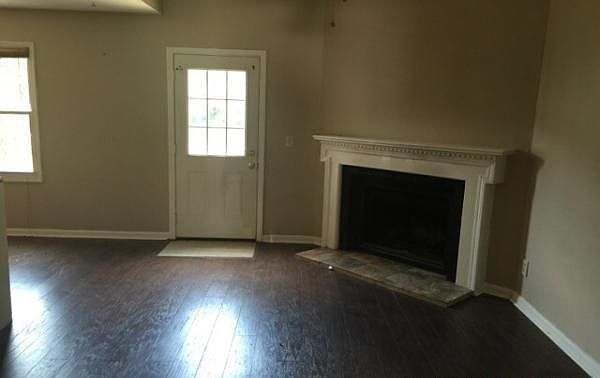 2nd image of 972 Jeanette Ln