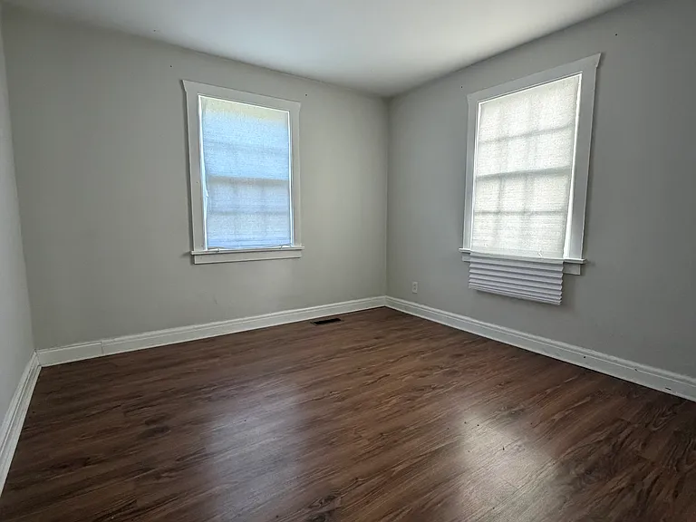 834 Seymour Ave — Photo 7
