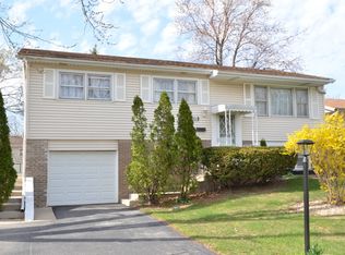 8920 W 89th St, Hickory Hills, IL 60457