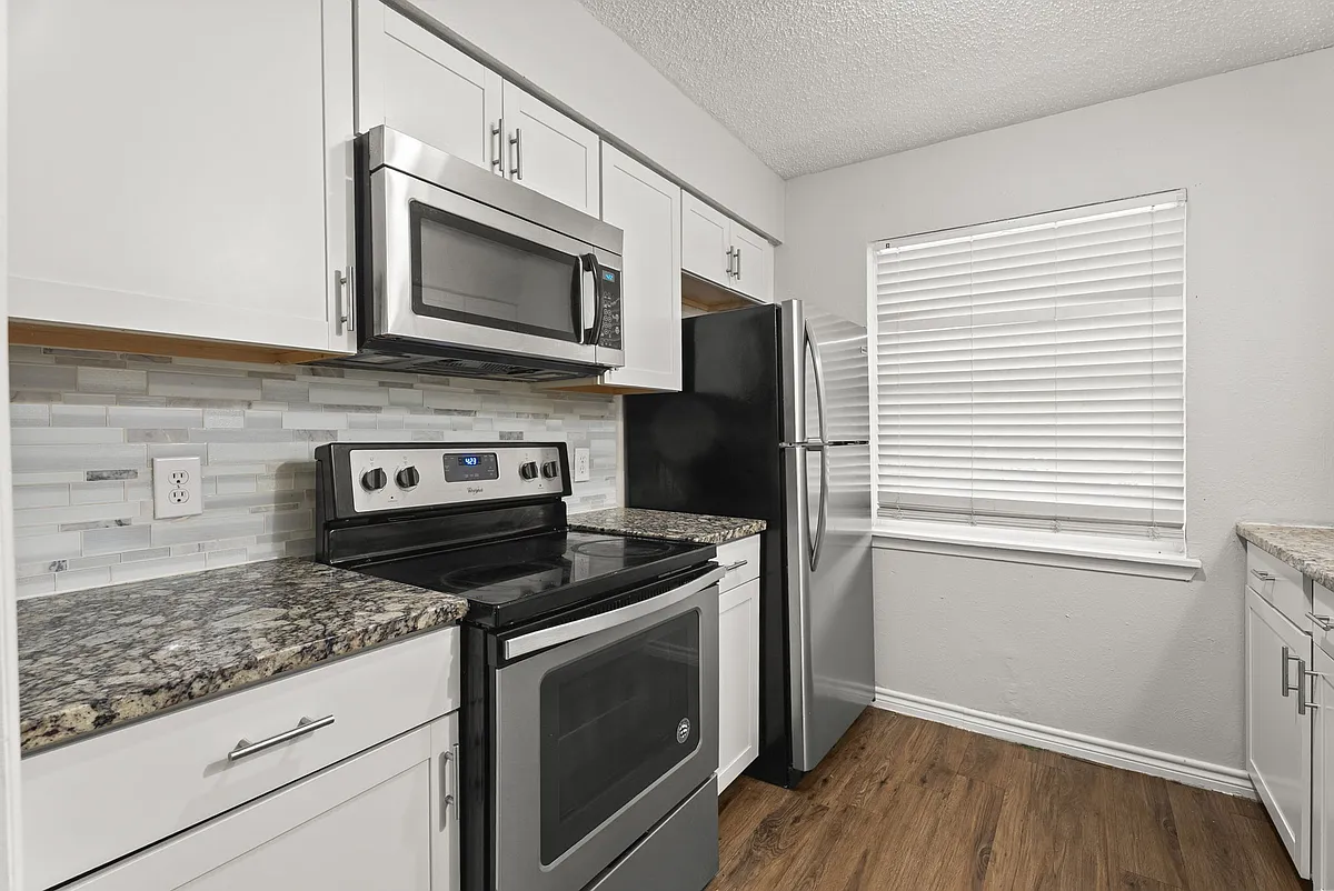 Building Photo - 429 Johnson St #10