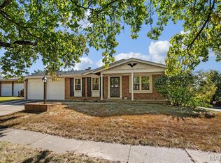 900 Queensbridge Rd, Ballwin, MO 63021