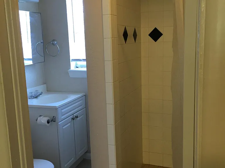 102 W Linn St #4 — Photo 5