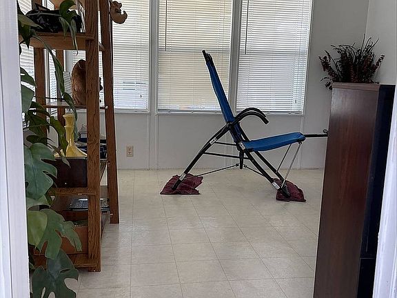 4th image of 528 Squire Ln