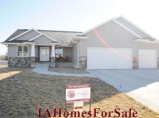 406 Harrison Dr, Center Point, IA 52213