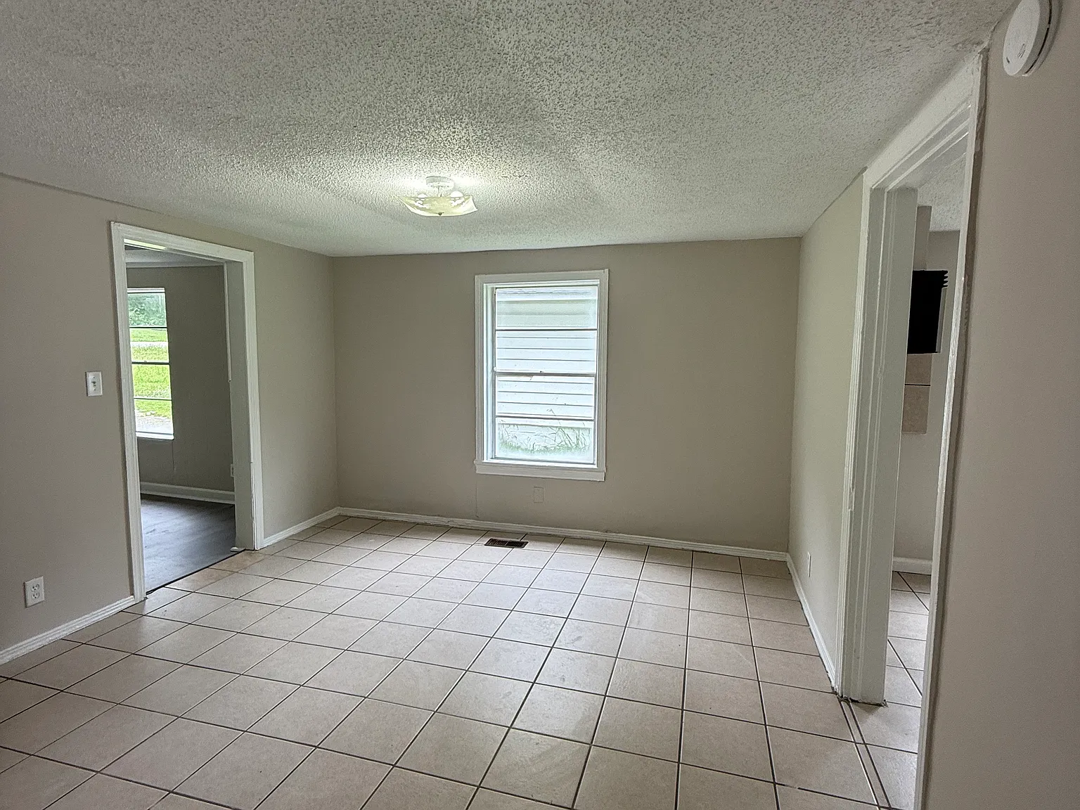 3 bed, 1014 sqft, $975 — Photo 3