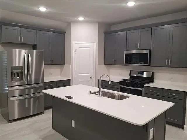 4 bed, 2200 sqft, $2,600 — Photo 3