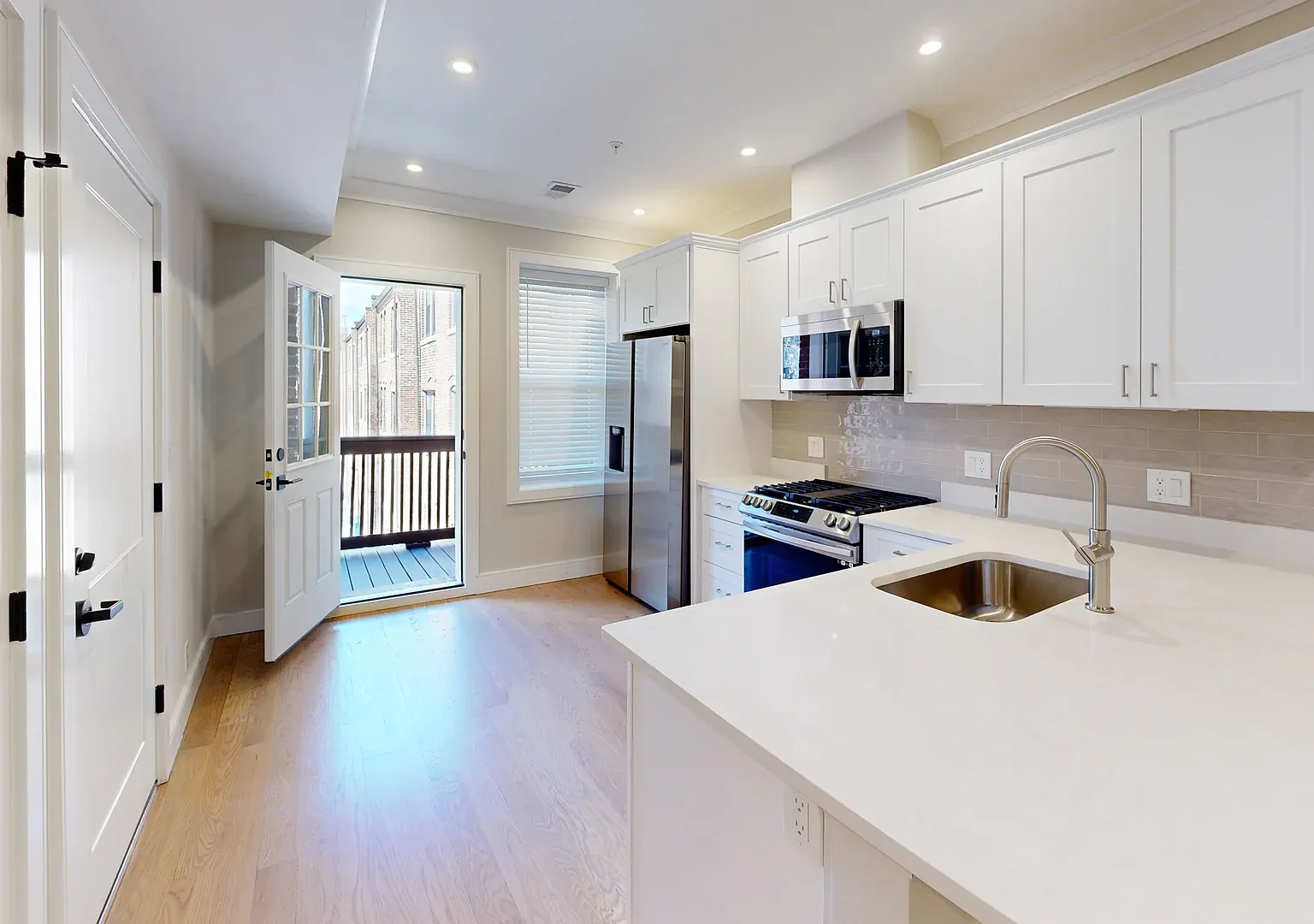 3 bed, 1000 sqft, $4,950 — Photo 1
