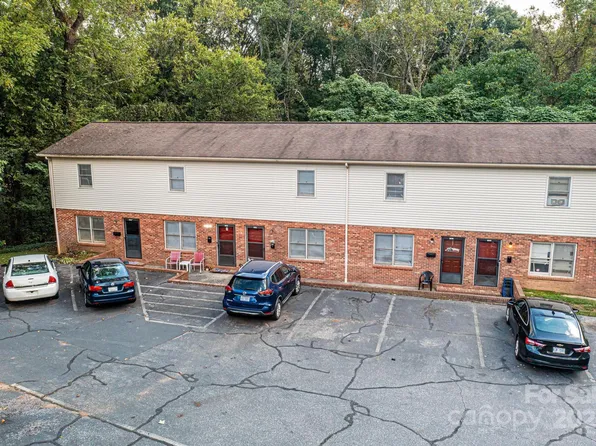 1051 3rd St SE, Hickory, NC 28602