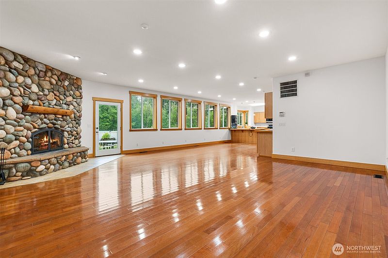 4th image of 30121 41st Avenue E