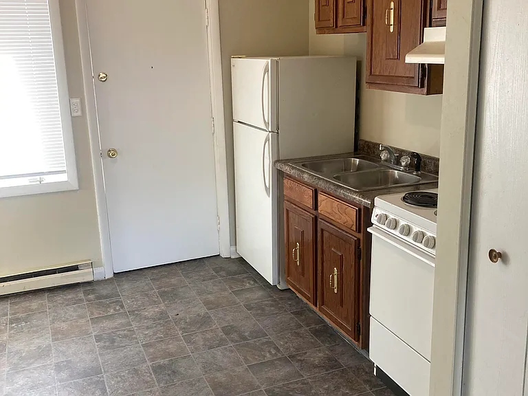 904 S College St — Photo 1