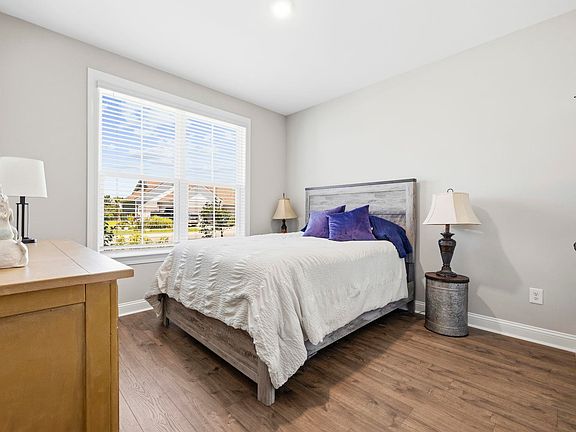 5th image of 376 Mikita Dr.