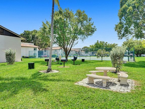 4th image of 311 W Laurel Dr #1402