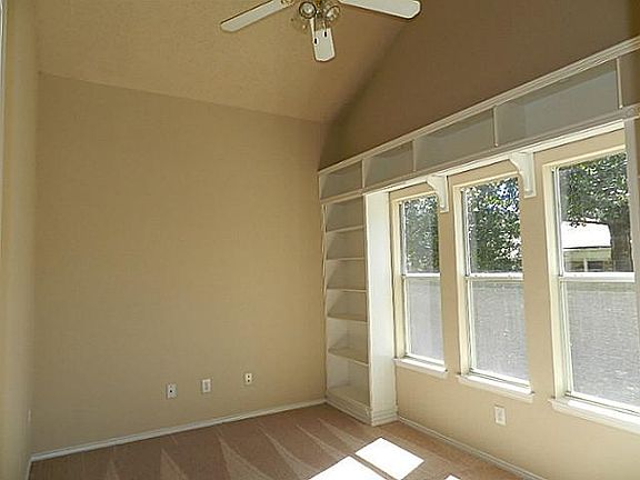 5th image of 903 Vicksburg Ln