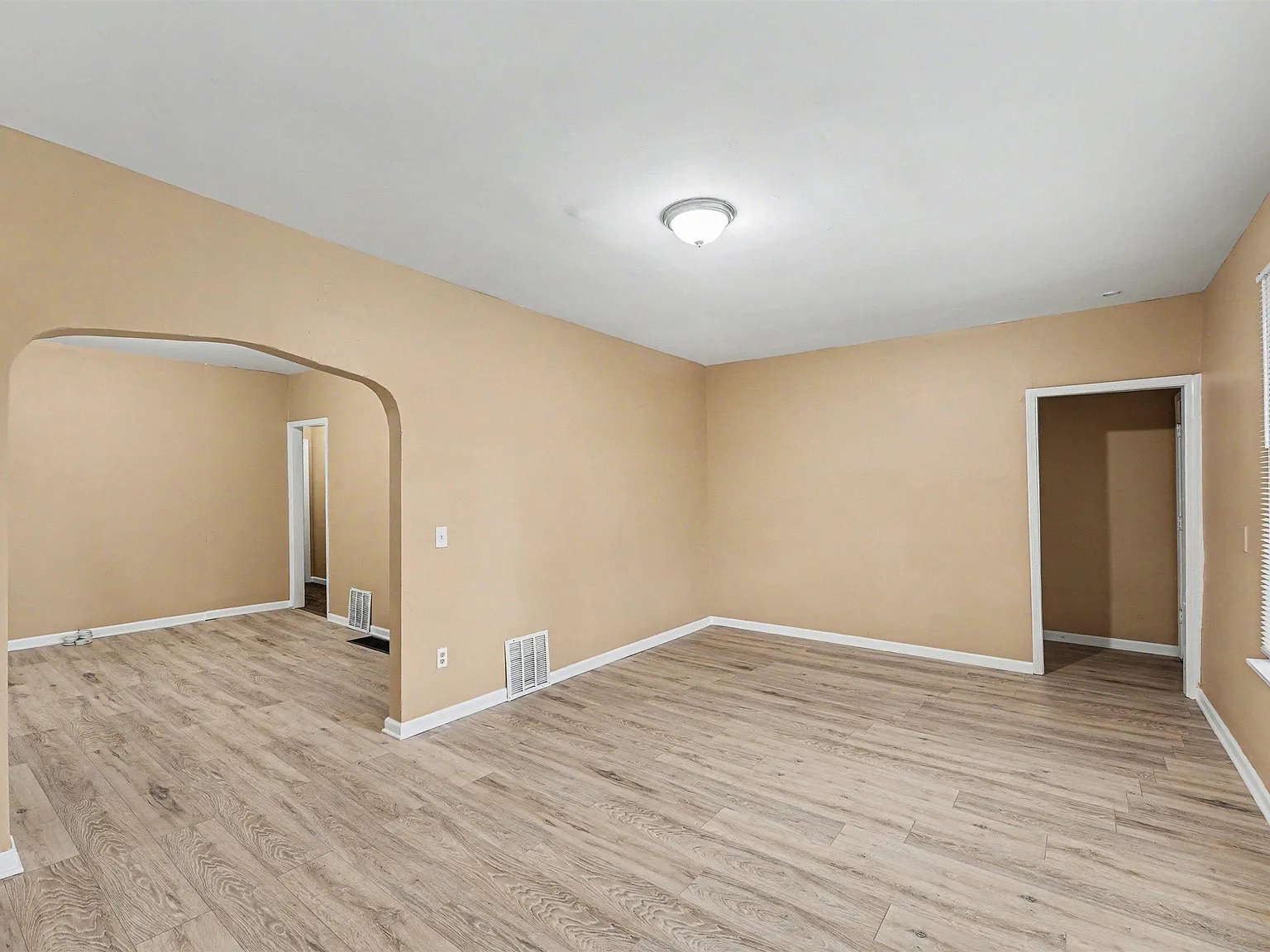 2 bed, 1.0 bath, 1050 sqft, $1,200 — Photo 4