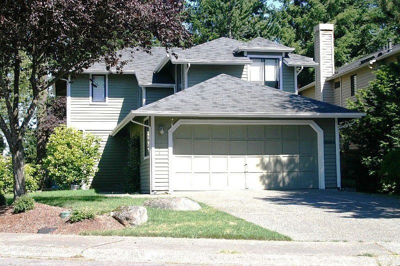 Loving maintained and updated 3 bedroom home in the desireable Klahanie Community that features park