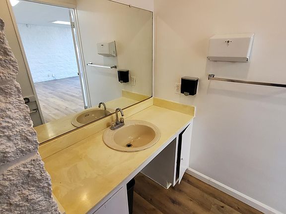 4th image of 640 W 7th St Suite A