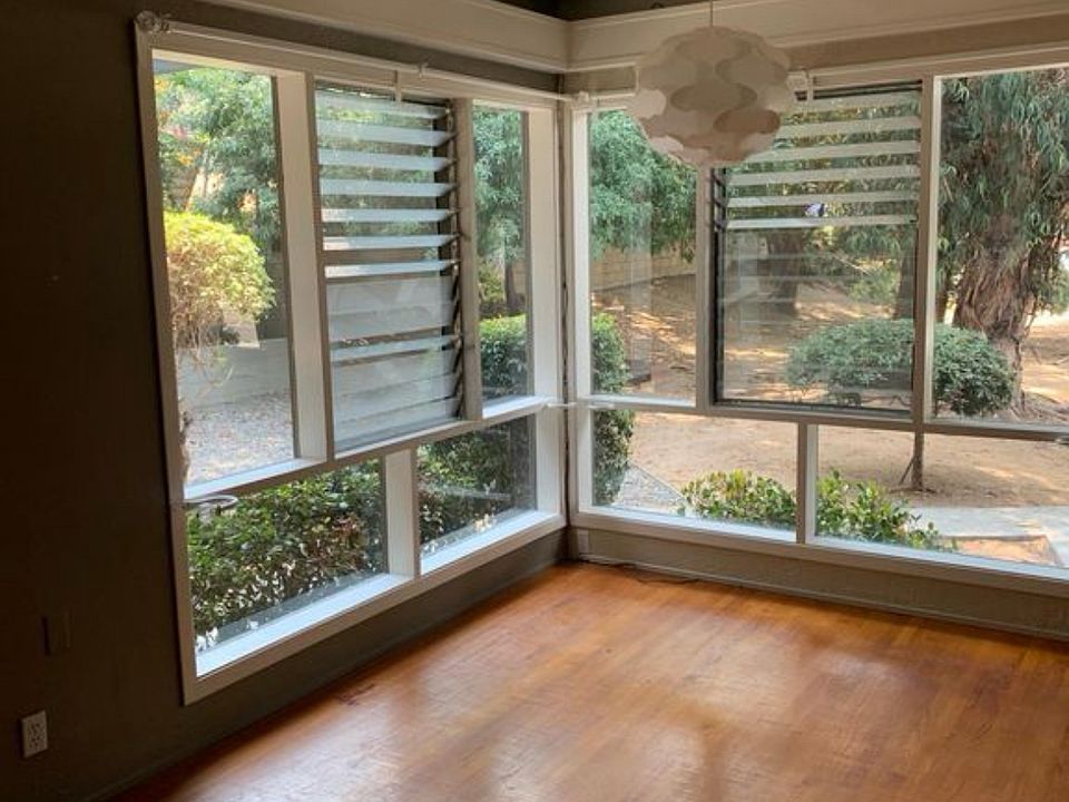 STUDIO unit with beautiful windows and light
