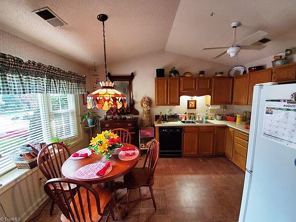 3rd image of 17 Collwood Ct