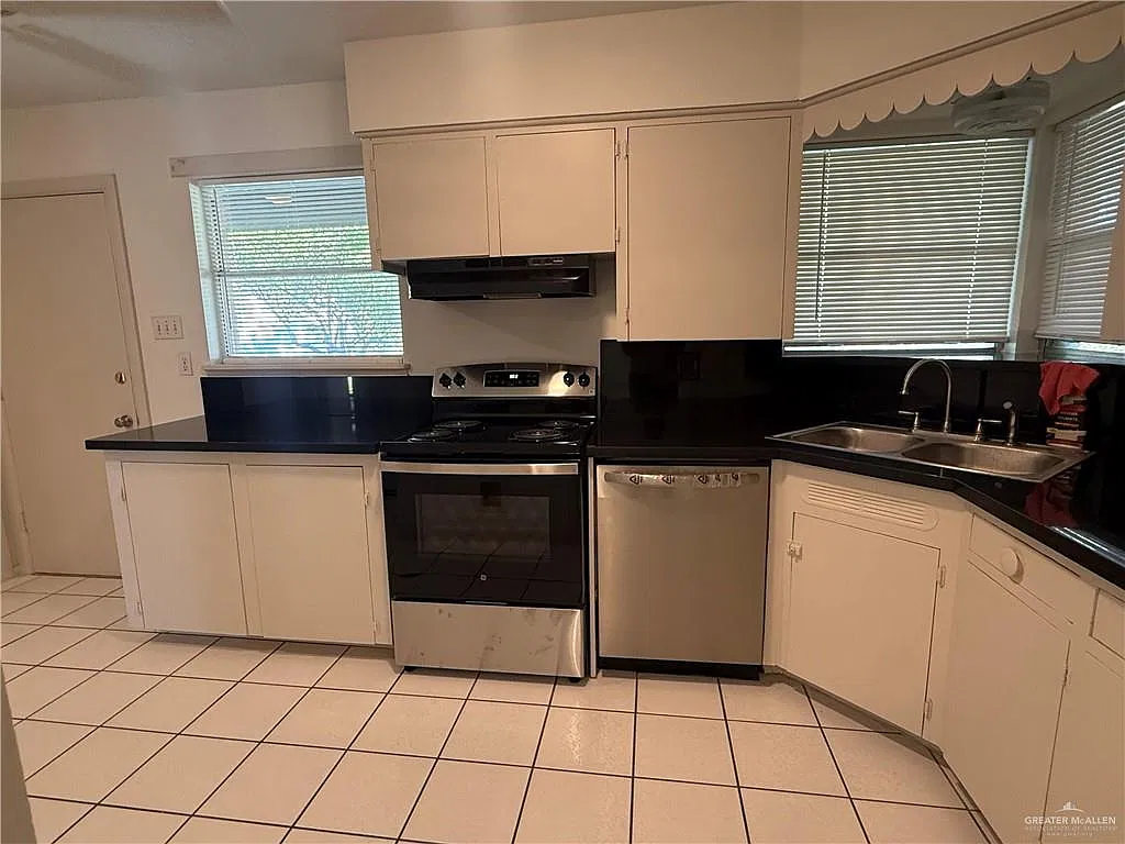 3 bed, 2.0 bath, 1736 sqft, $1,600 — Photo 3
