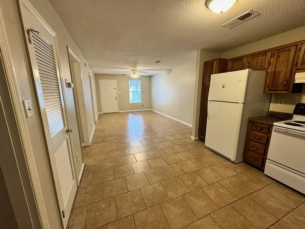 1808 Graymont Ln — Photo 4