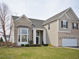 590 Chesterfield Ln, North Aurora, IL 60542