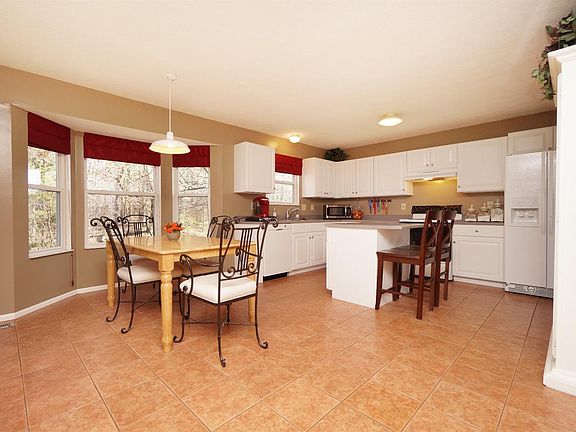 4th image of 750 Weeping Willow Ln