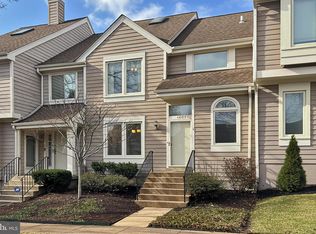 1081 Trevino Ln, Herndon, VA 20170