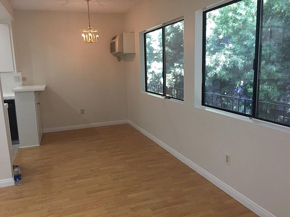 3rd image of 14215 Burbank Blvd APT 4