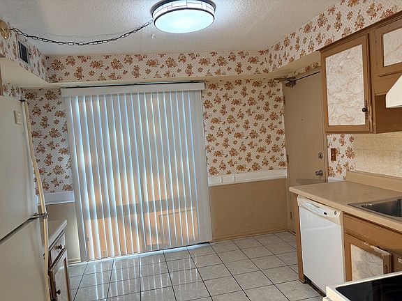 4th image of 5403 Chateau Dr #1
