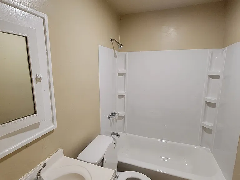 327 S Lockburn St — Photo 2