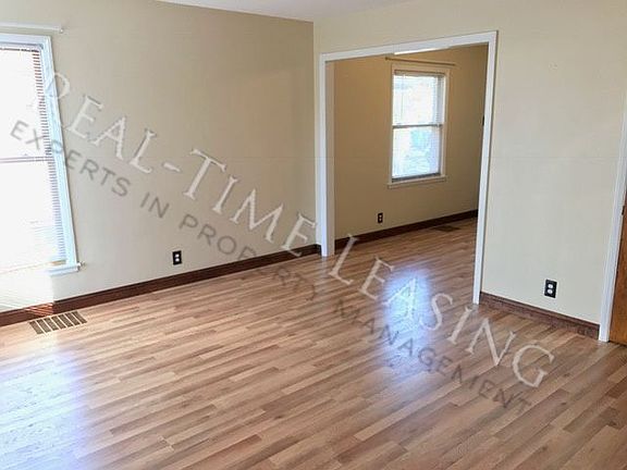 3rd image of 842 23rd Ave SE