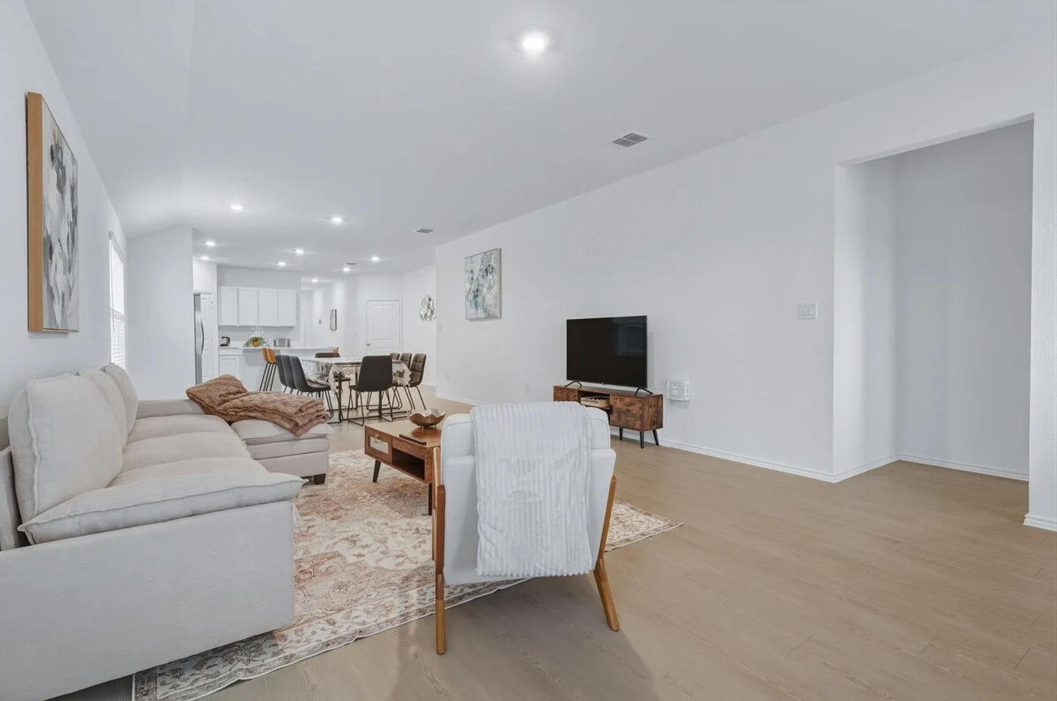 4 bed, 3.0 bath, $6,925 — Photo 2