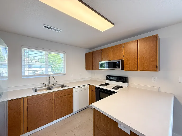 2080 NE Fairview Ave #C — Photo 5
