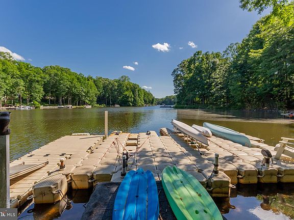 5th image of 584 Lake Caroline Dr