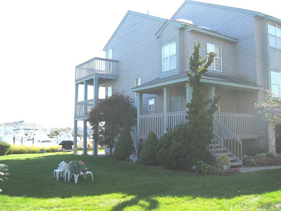 Private waterfront end unit