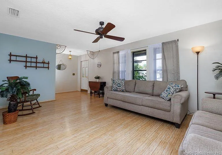 160 SE Duxbury Ave — Photo 5