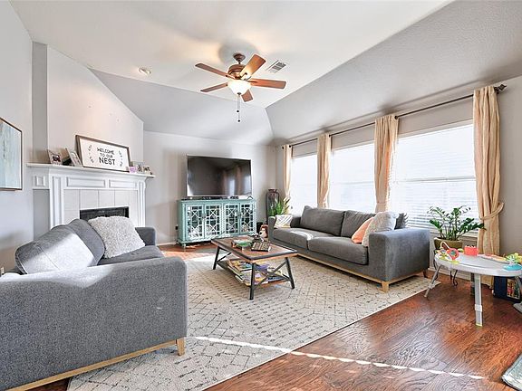 4th image of 2105 Wallbrook Dr