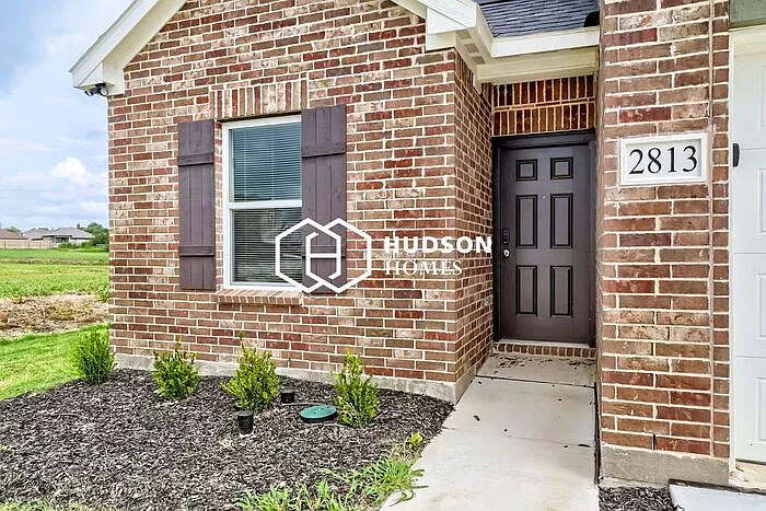 4 bed, 3.0 bath, 1828 sqft, $1,995 — Photo 2
