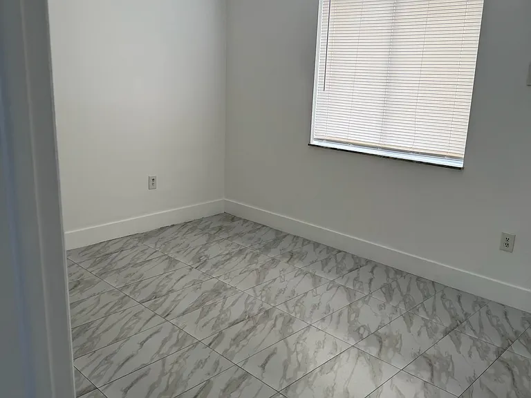 548 SW 6th St #3 — Photo 7