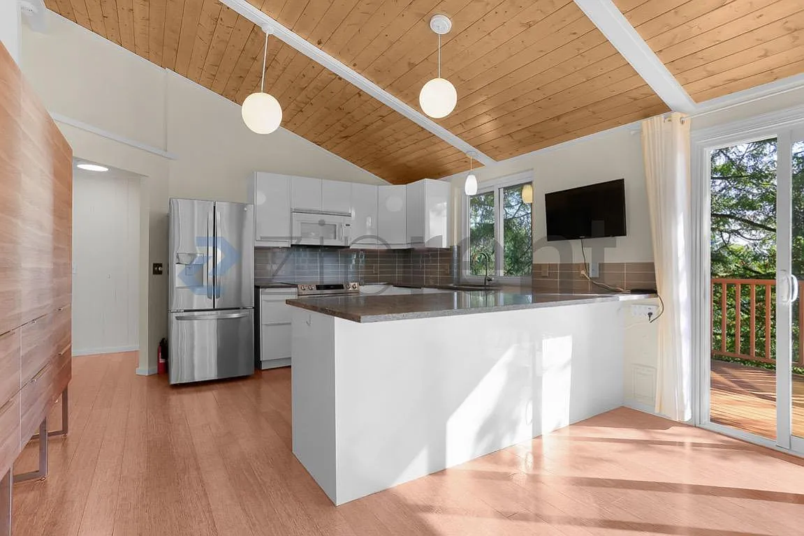 4 bed, 2300 sqft, $3,695 — Photo 4