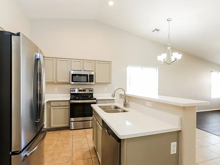 6622 S 23rd Ave — Photo 8