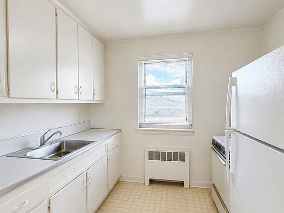 3rd image of 6909 150 Street #B