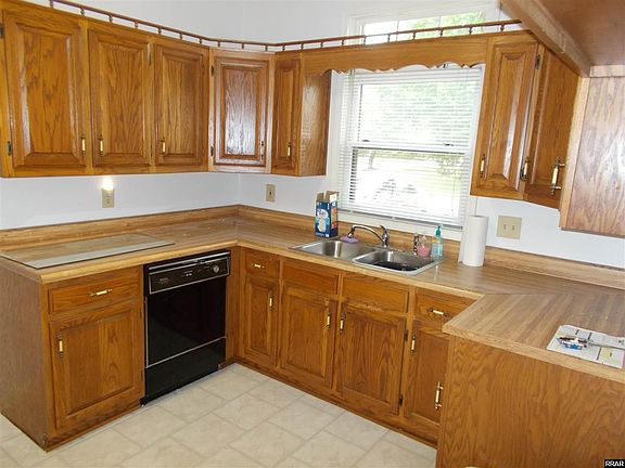3rd image of 805 Nelson St