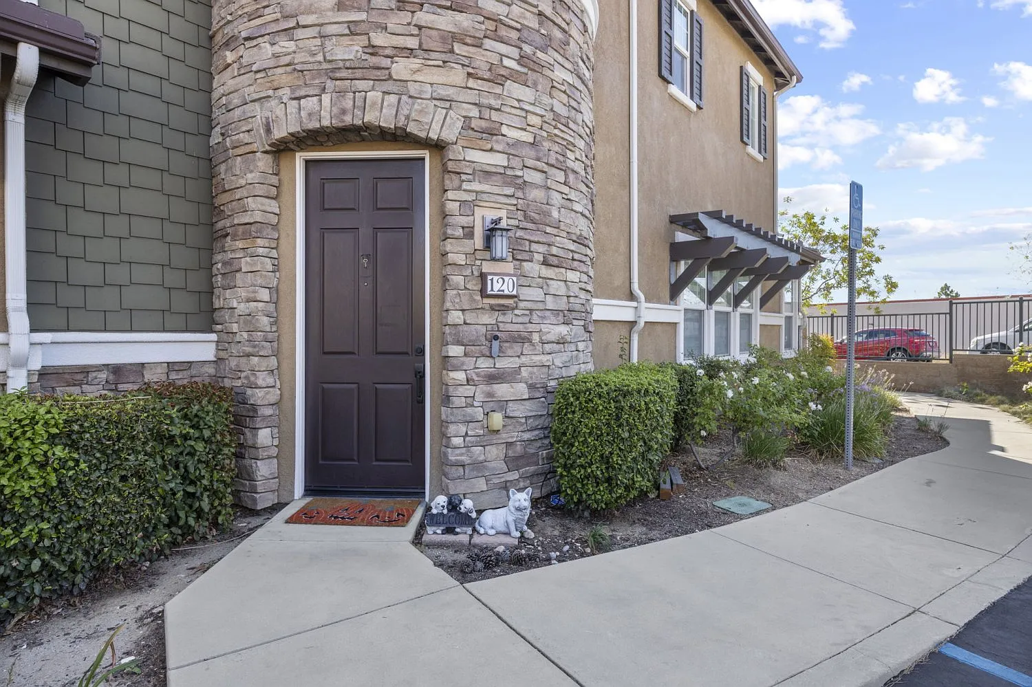 3 bed, 2560 sqft, $4,450 — Photo 3