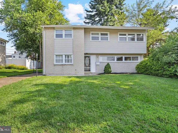 8 N Avon Dr, Claymont, DE 19703